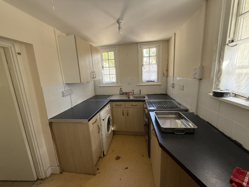 Lot: 120 - FORMER TOLL HOUSE WITH GARDEN - Kitchen